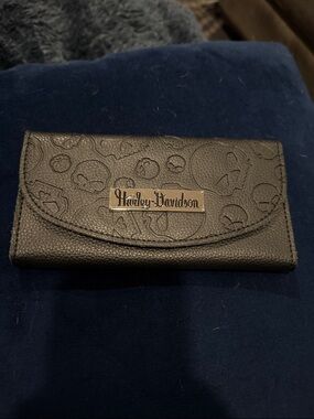 Harley-Davidson Black Skull-Embossed Women's Wallet with Metal Logo Plaque